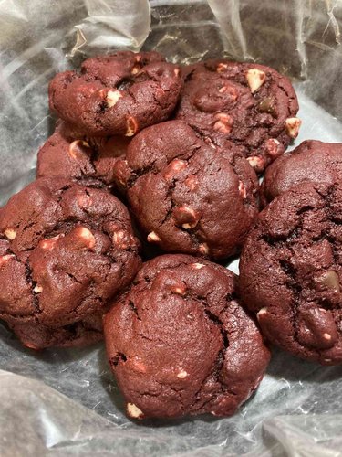 Red Velvet Chocolate Chip -keksejä